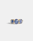 Anello con zaffiri blu taglio rosetta e diamanti bianchi