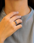 Anello con zaffiri blu taglio rosetta e diamanti bianchi