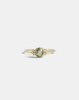Anello in oro giallo con zaffiro verde chiaro e diamanti bianchi