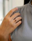 Anello in oro giallo con granato ovale e contorno di diamanti