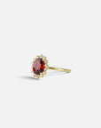 Anello in oro giallo con granato ovale e contorno di diamanti