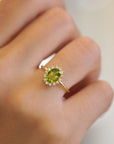 Anello in oro giallo con peridoto ovale e contorno di diamanti
