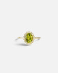 Anello in oro giallo con peridoto ovale e contorno di diamanti