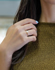 Anello in oro giallo con perla naturale e diamanti bianchi laterali