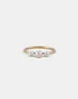 Anello in oro giallo con tre perle naturali