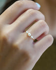 Anello in oro giallo con tre perle naturali