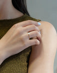 Anello in oro giallo con perla naturale e diamanti bianchi sul gambo