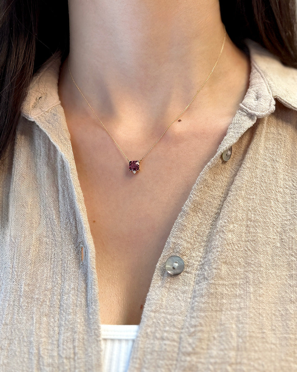 Collana in oro giallo con rodolite quadrata e diamante bianco