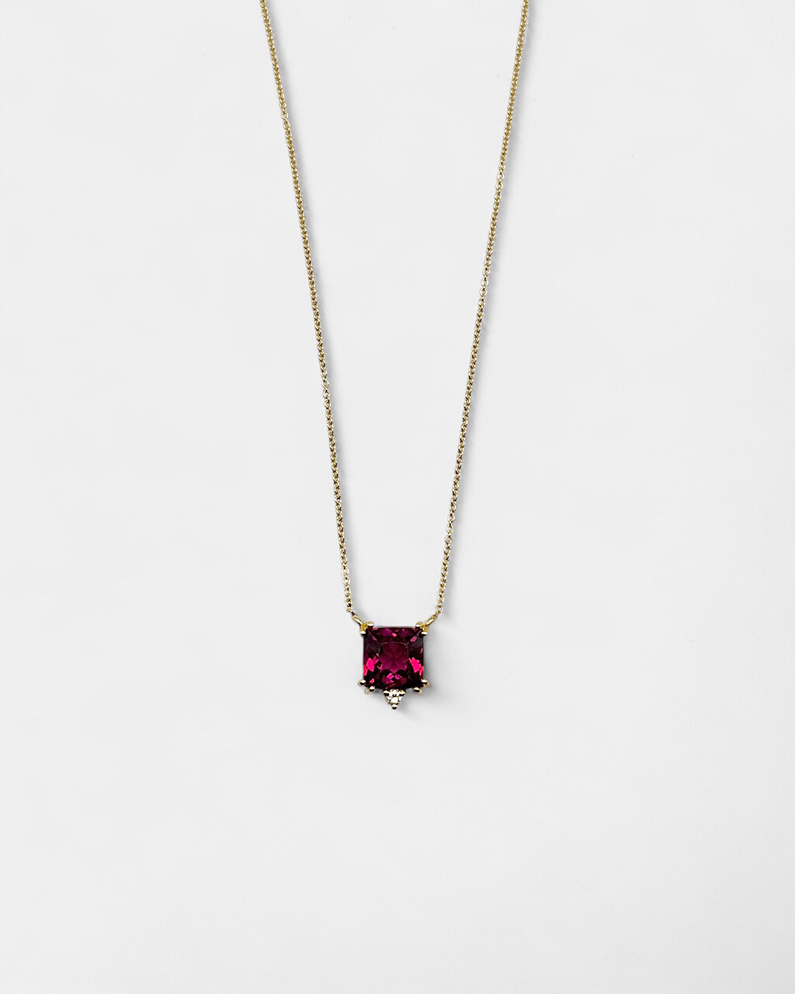 Collana in oro giallo con rodolite quadrata e diamante bianco