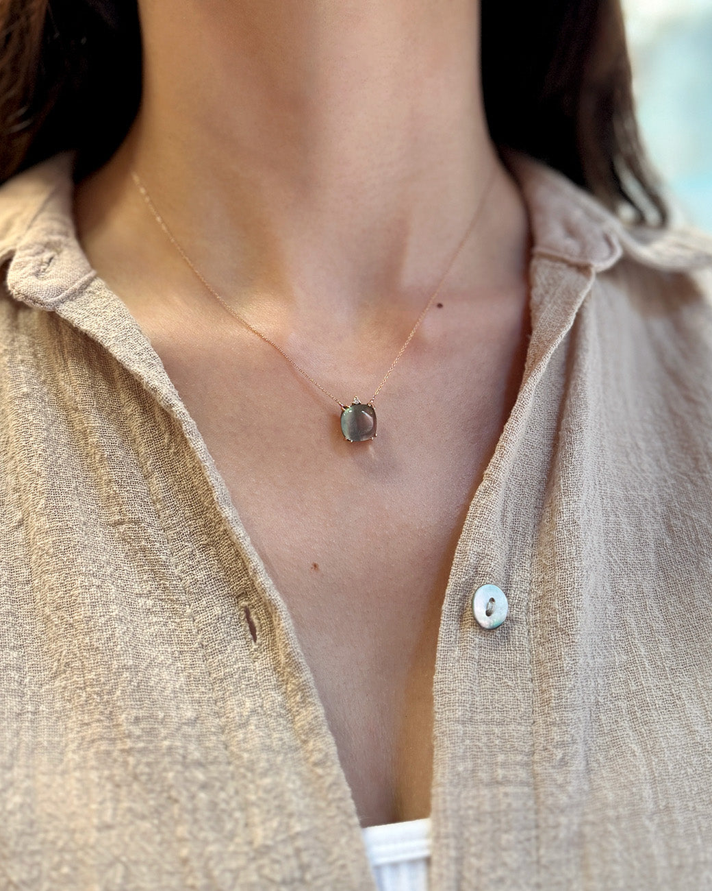 Collana in oro rosa con madreperla grigia e diamante bianco