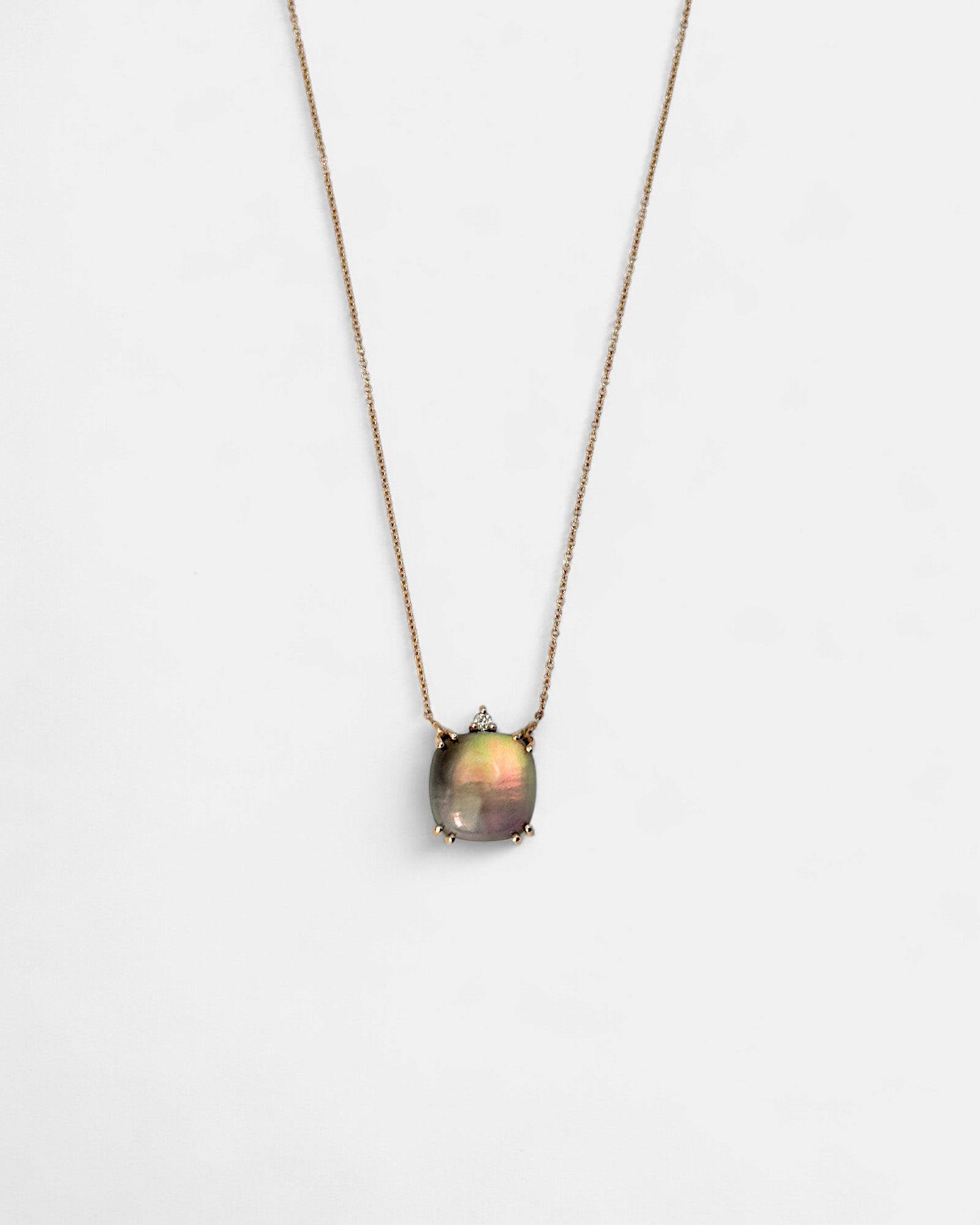 Collana in oro rosa con madreperla grigia e diamante bianco