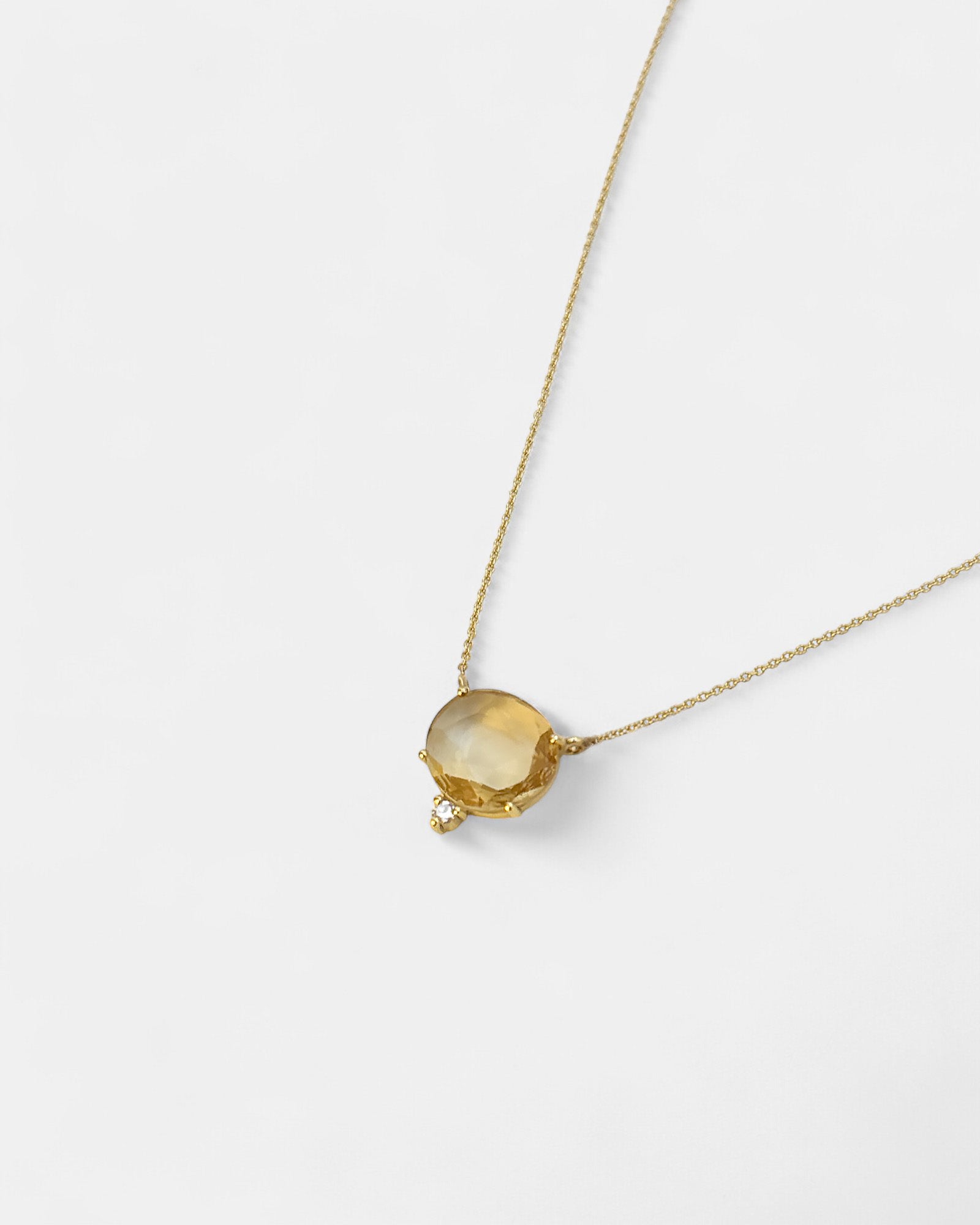 Collana in oro giallo con citrino e diamante bianco