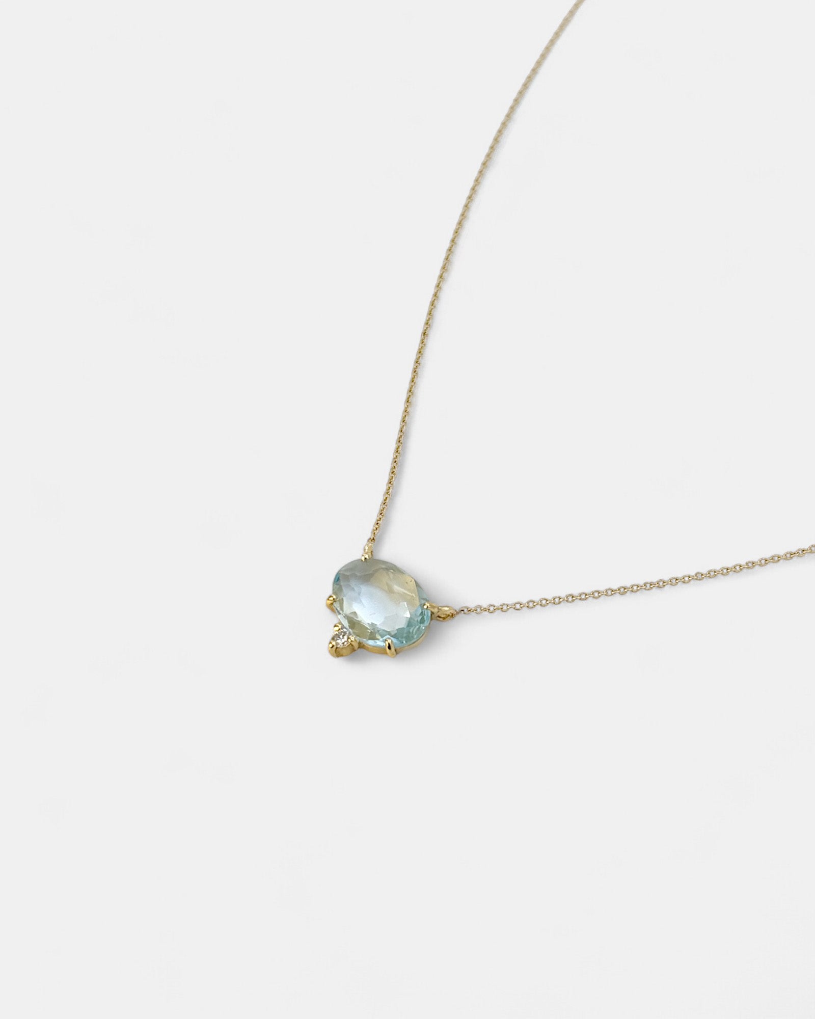 Collana in oro giallo con quarzo azzurro e diamante bianco