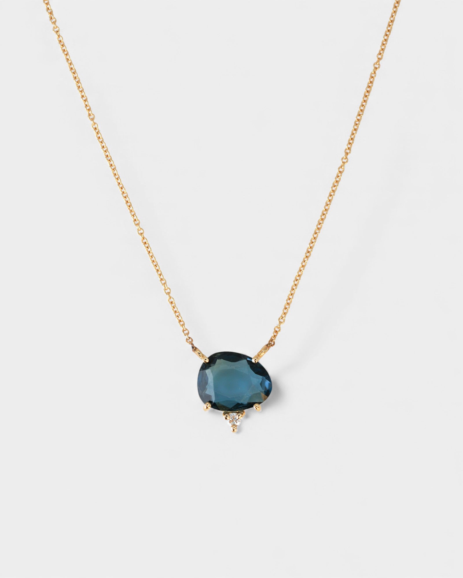 Collana con pendente in cristallo di topazio blu grezzo di Collana con pendente in cristallo di topazio blu grezzo di