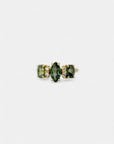 Anello con zaffiri verdi scuro e diamanti bianchi