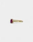 Anello in oro giallo con rubino verticale e diamanti bianchi