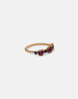 Anello in oro rosa con rodolite e zaffiri blu