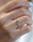 Anello in oro giallo con smeraldo ovale e diamanti bianchi laterali