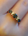 Anello con zaffiri tondi teal e diamanti bianchi