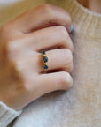 Anello con zaffiri tondi teal e diamanti bianchi