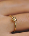 Anello in oro giallo diamante champagne quadrato e castone con sfere