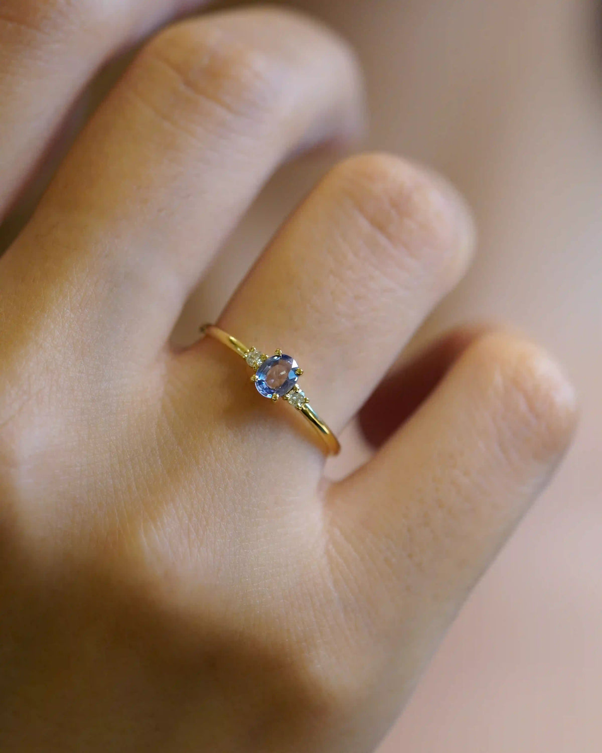 Ring with light blue sapphire and white diamonds