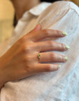 Ring with central green sapphire and white diamonds