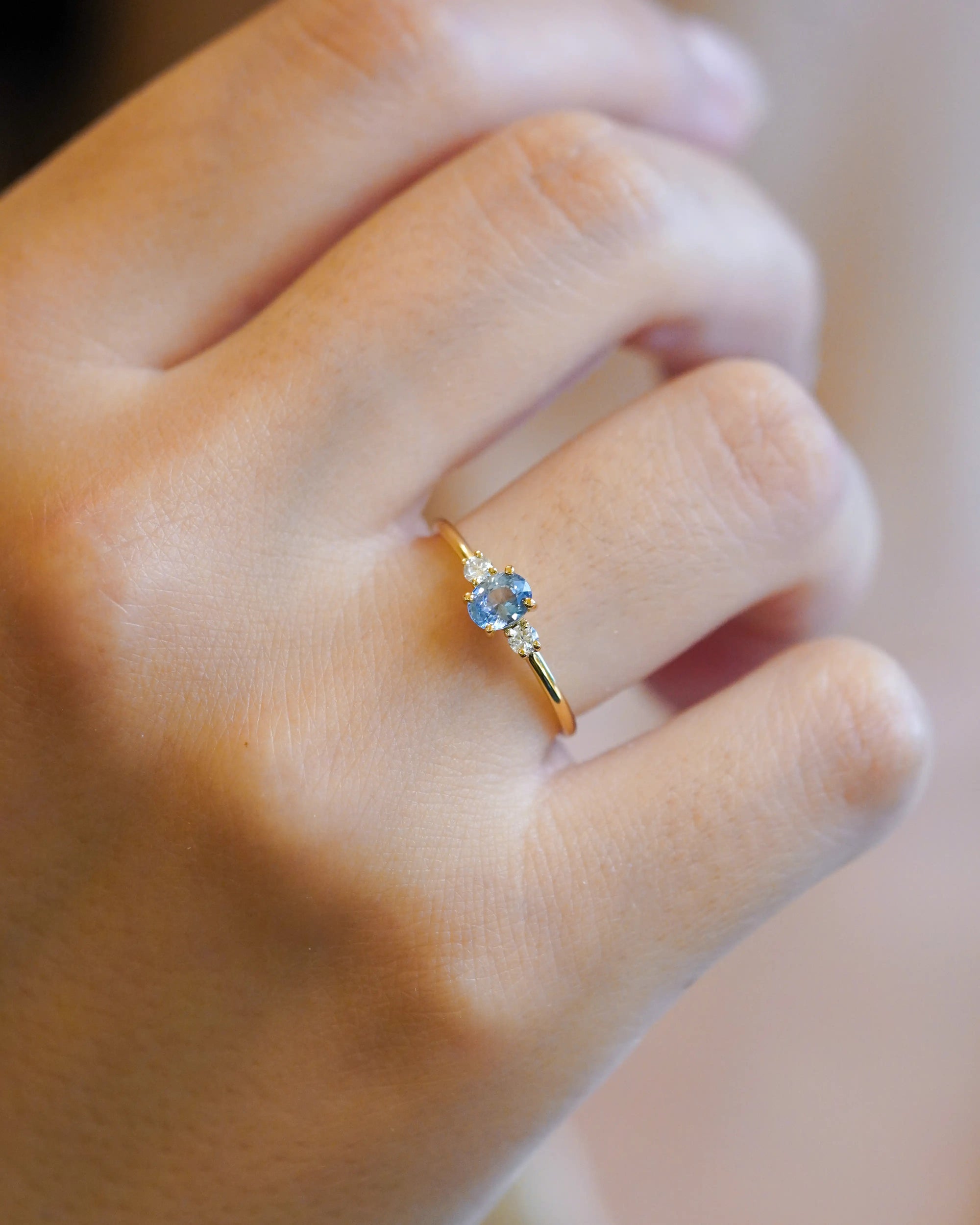 Ring with central light blue sapphire and white diamonds