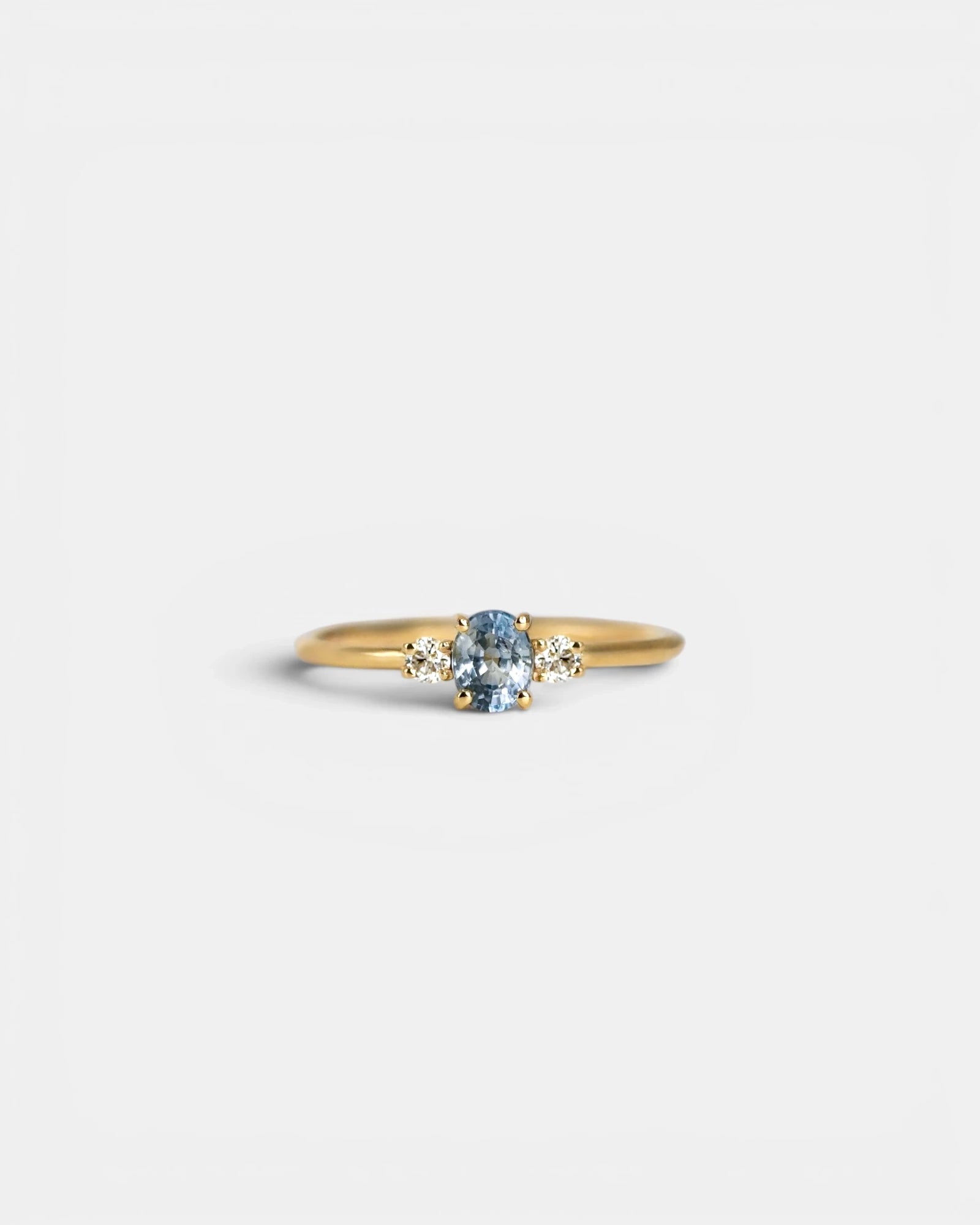 Ring with central light blue sapphire and white diamonds