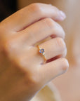 Anello con zaffiro indaco centrale e diamanti bianchi