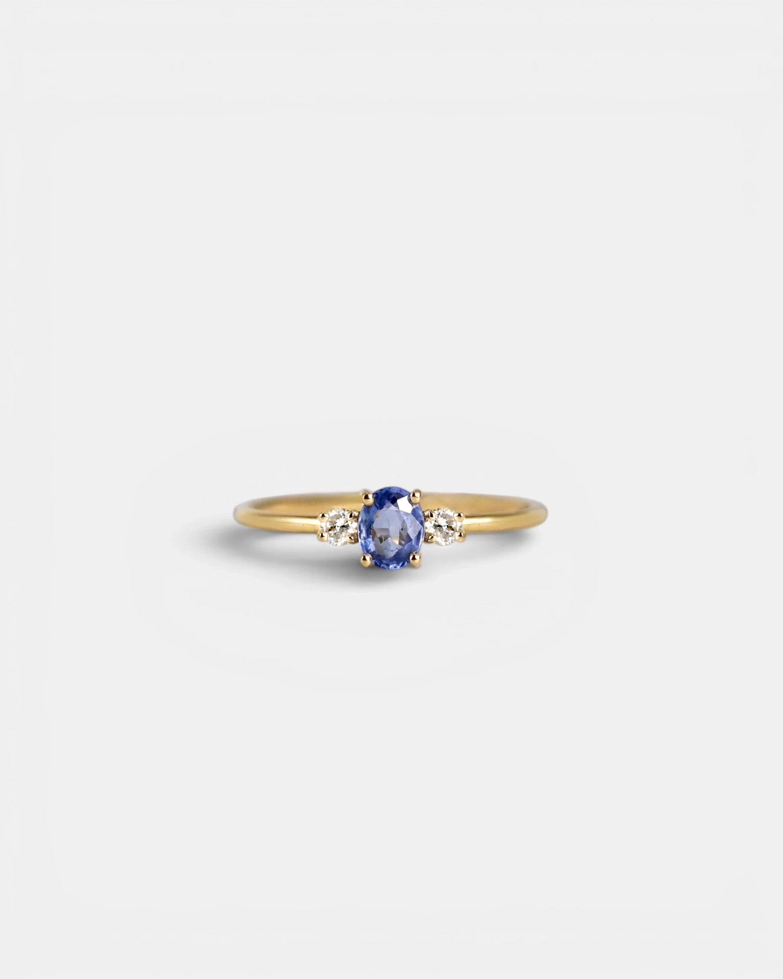 Anello con zaffiro indaco centrale e diamanti bianchi