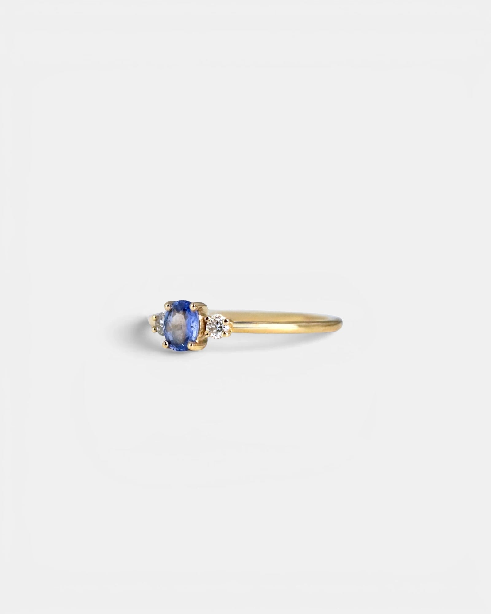 Anello con zaffiro indaco centrale e diamanti bianchi