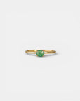 Anello in oro giallo con smeraldo ovale orizzontale
