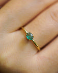 Anello in oro giallo con smeraldo ovale orizzontale