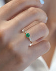 Anello con smeraldo quadrato e diamanti bianchi