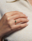 Anello in oro giallo con smeraldo ovale e due diamanti bianchi
