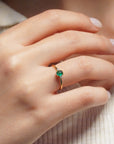 Anello in oro giallo con smeraldo ovale e due diamanti bianchi