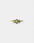 Anello in oro giallo con marquise di zaffiri verdi e diamanti bianchi