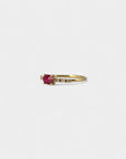Yellow gold ring with horizontal ruby ​​and white diamonds