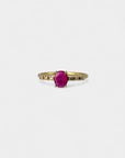 Anello in oro giallo con rubino verticale e diamanti bianchi