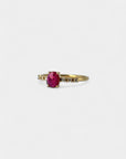 Anello in oro giallo con rubino verticale e diamanti bianchi