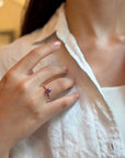 Yellow gold ring with vertical ruby ​​and white diamonds