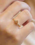 Anello in oro giallo con diamante champagne e diamanti bianchi