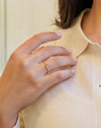 Anello in oro giallo con diamante champagne e diamanti bianchi