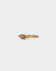 Anello in oro giallo con diamante champagne e gambo decorato