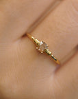 Anello in oro giallo con diamante champagne e gambo decorato