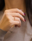 Anello in oro giallo con diamante champagne e gambo decorato