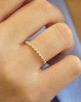 Anello in oro giallo ad elementi tondi con diamanti bianchi