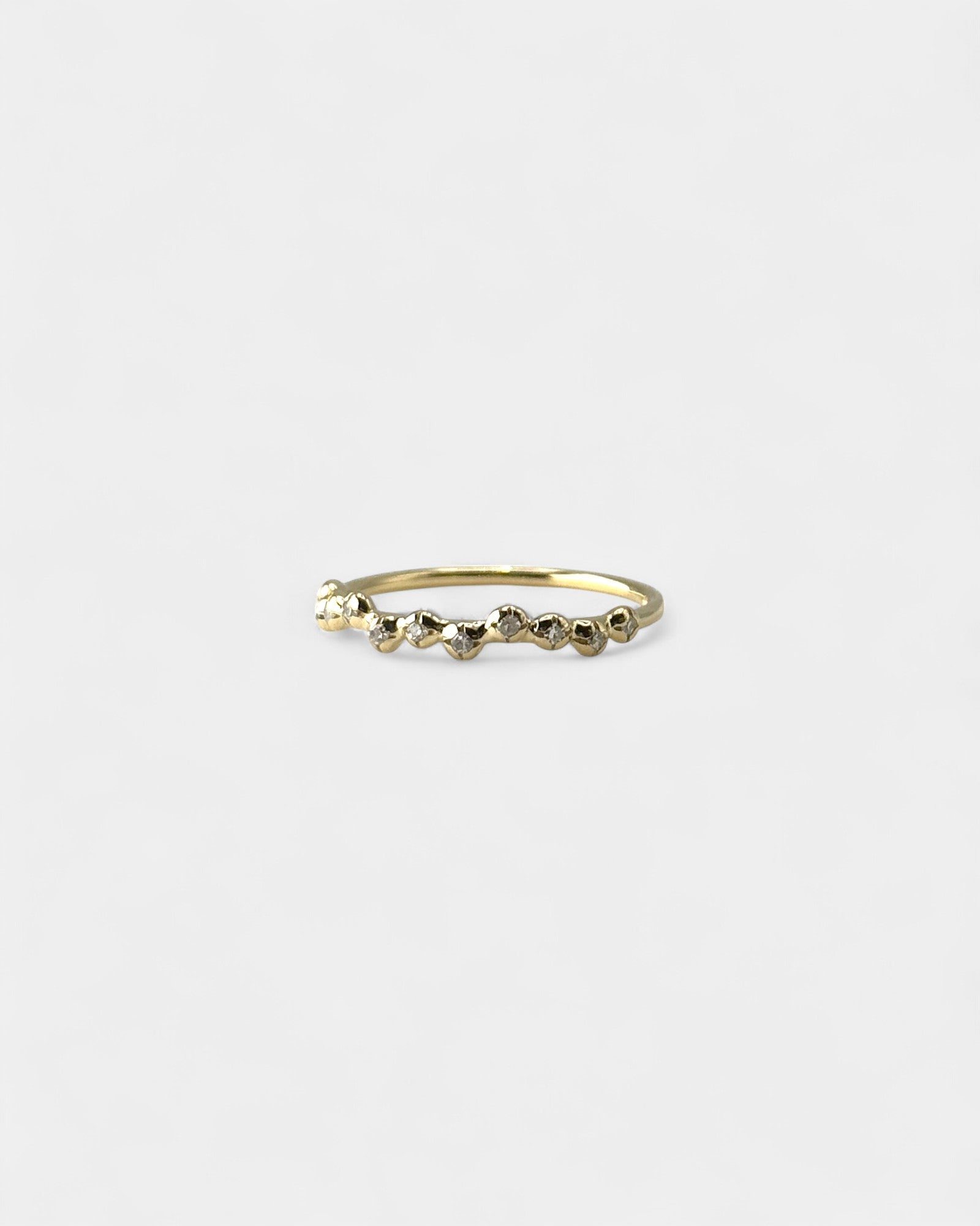 Anello in oro giallo ad elementi tondi sfalsati con diamanti bianchi