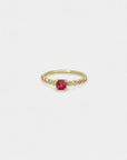 Anello in oro giallo con spinello fucsia e diamanti bianchi